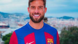 Iñigo Martínez posa con la camiseta del Barça 23-24.