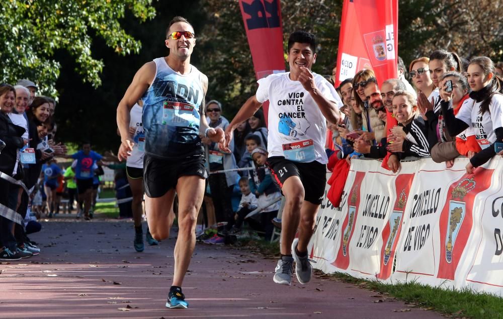 Más de 3.500 personas participan esta mañana la Carrera Vigo Contra el Cáncer.