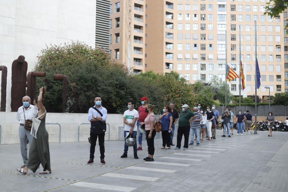 Colas en el primer día de apertura de los juzgados en València