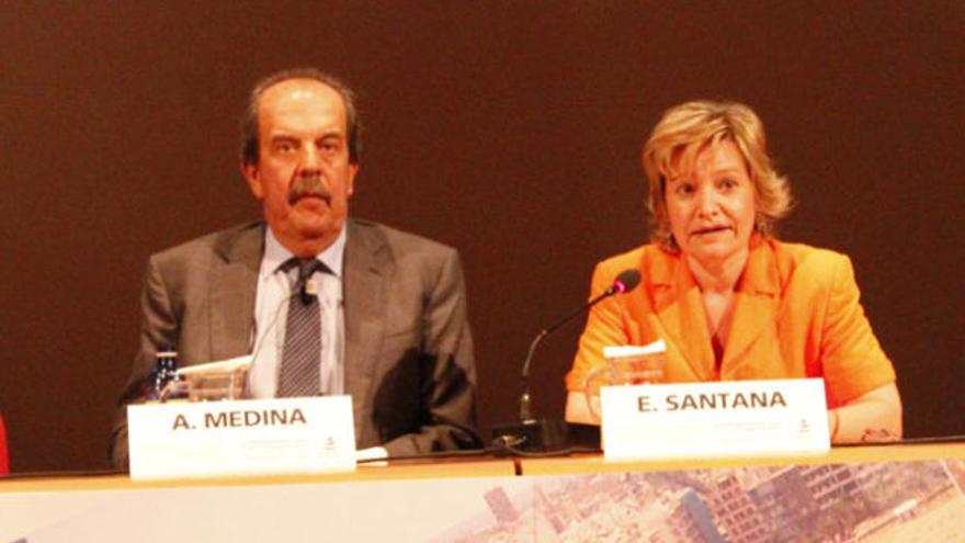 El médico Alfonso Medina, junto a la organizadora del evento, Emma Santana, ayer, en el congreso. i L. DEL ROSARIO