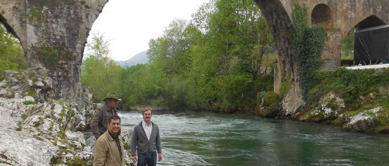 Por la izquierda, Javier Vega, con sombrero, Pepe &quot;el Sevillano&quot; y Fermín Corte, ayer en el lance &quot;Puente Romano&quot; del Sella, en Cangas de Onís.