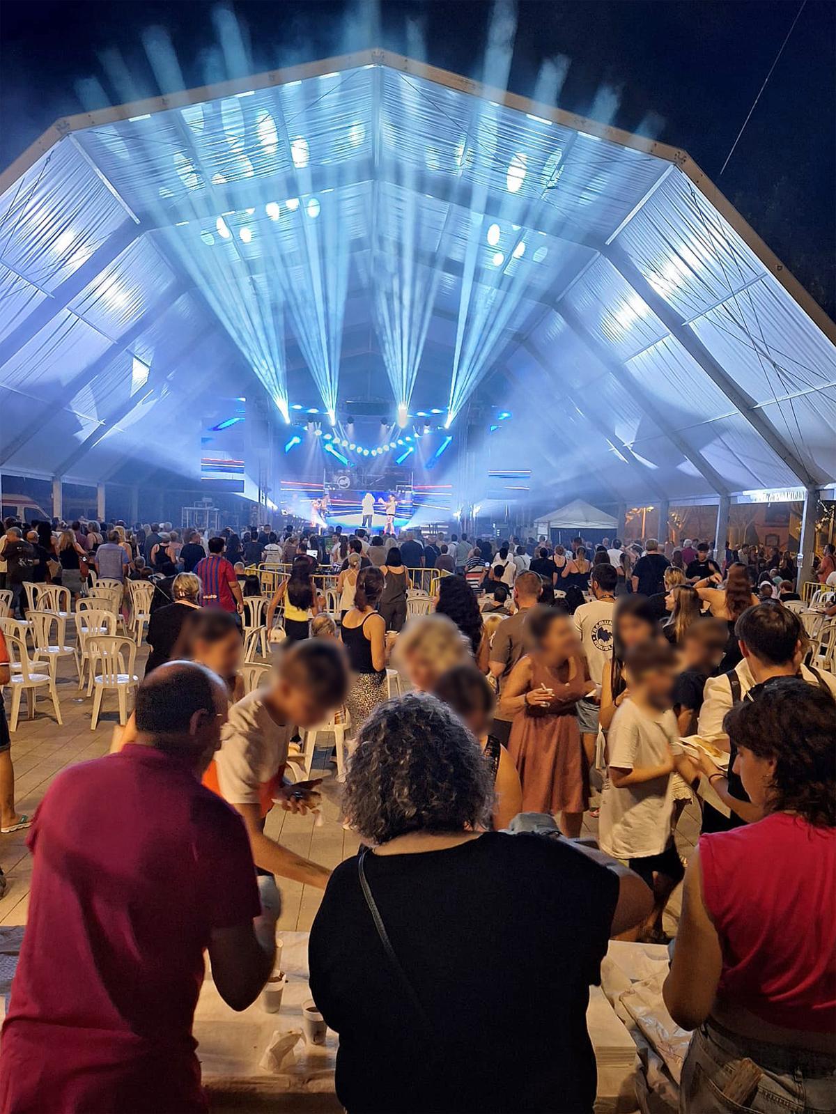 Xocolatada nocturna a la plaça de Sant Joan, dins de la Festa Major de Súria