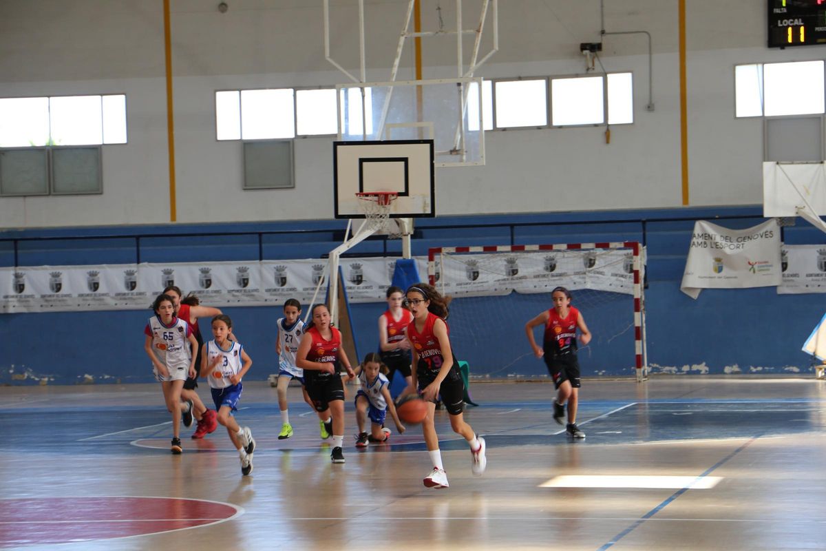 Equipos femeninos en el triangular de baloncesto del Torneig Nacional Aleví de Minibàsquet del Genovés.