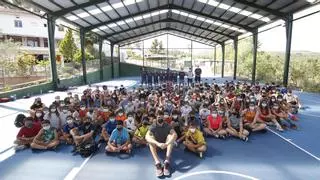 Jaime Pradilla visita el campus de verano del Valencia Basket