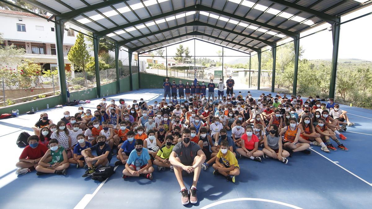 Foto de familia del campus de verano con Jaime Pradilla.