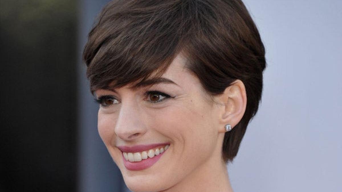 Anne Hathaway se disculpa por su look de los Oscar