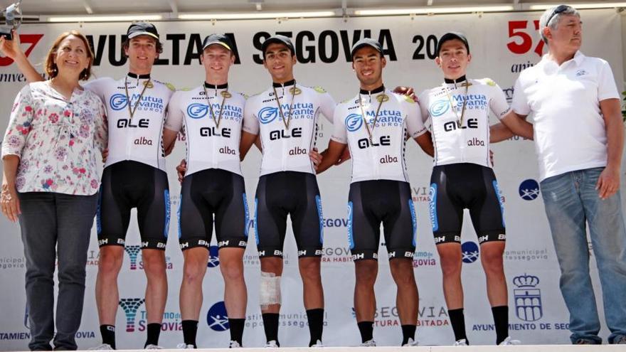 Los corredores del Mutua Levante Alé con el trofeo de mejor equipo en la Vuelta Ciclista a Segovia