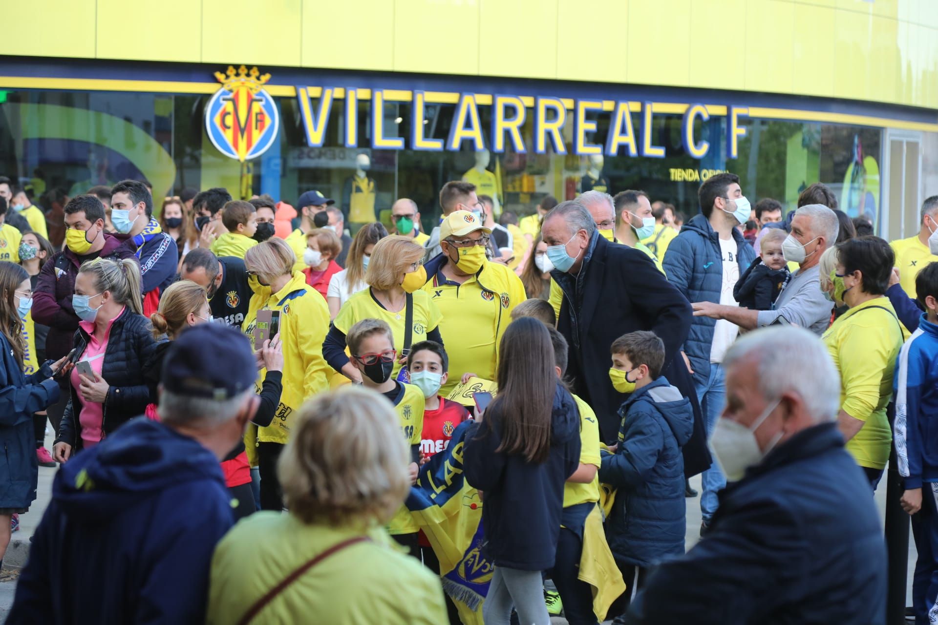 La 'marea grogueta' lleva en volandas al Villarreal hasta La Cerámica