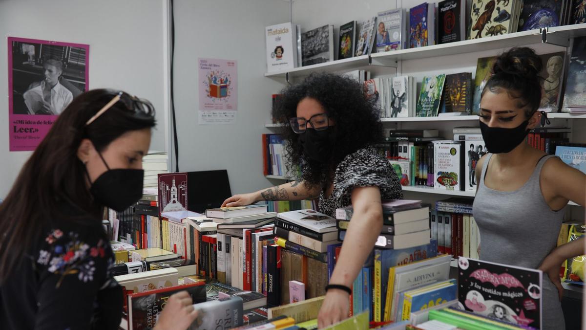 Una librera muestra algunos ejemplares en su caseta de la Feria del Libro de Zamora.