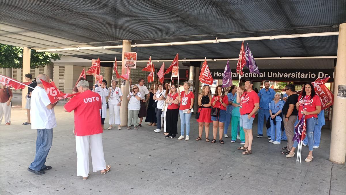 Concentración de técnicos sanitarios ante el Hospital Doctor Balmis de Alicante