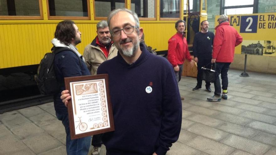 Carlos Rodríguez, coordinador de &quot;30 días en bici&quot;, con la distinción, en el Museo del Ferrocarril. p. a.