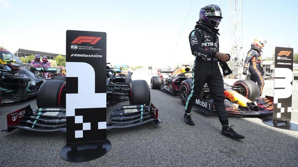 El británico Lewis Hamilton se baja de su Mercedes tras lograr la 'pole', hoy, en Montmeló.