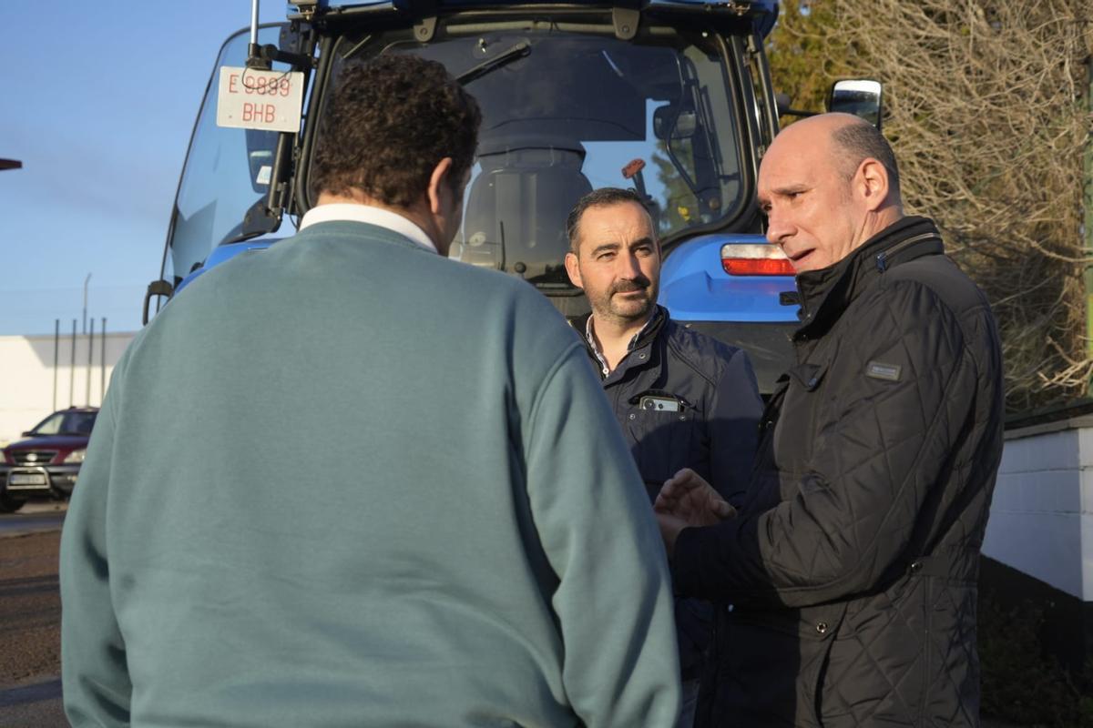 El portavoz del PP de Extremadura, José Ángel Sánchez Juliá, junto a los agricultores.