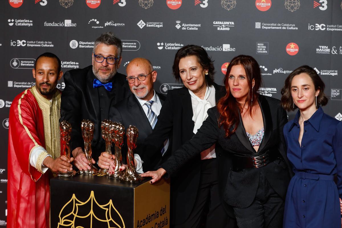 El equipo de la película Sis dies corrents posa con sus premios Gaudí en la alfombra roja