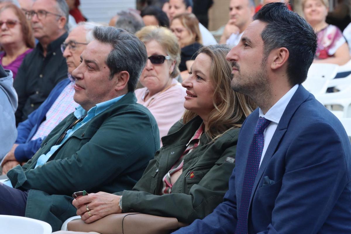 El portavoz de Vox en las Corts, José María Llanos, con MªÁngeles Lerma, concejal de Vox Torrent, ayer en la ciudad torrentina
