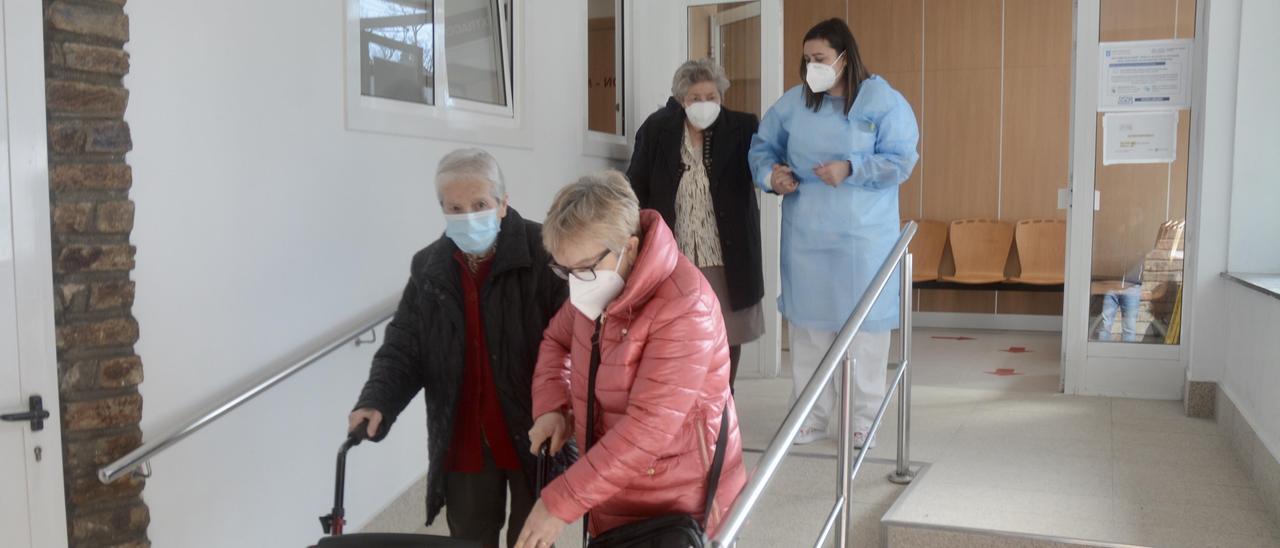 Pacientes abandonan el ambulatorio tras recibir la primera dosis de la vacuna.