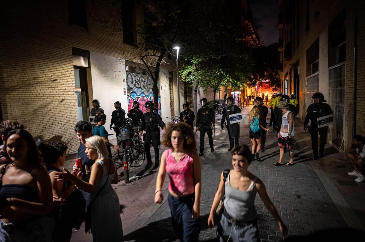 Ambiente nocturno de la Festividad de Santa María, en el barrio de Gràcia