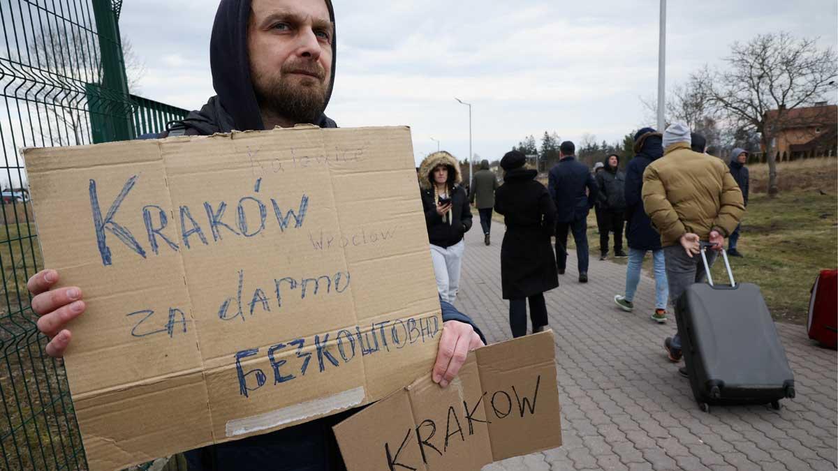Un ciudadano ucraniano que vive en Cracovia se ofrece para llevar a esa ciudad a los refugiados que llegan de Ucrania, en Medyka.