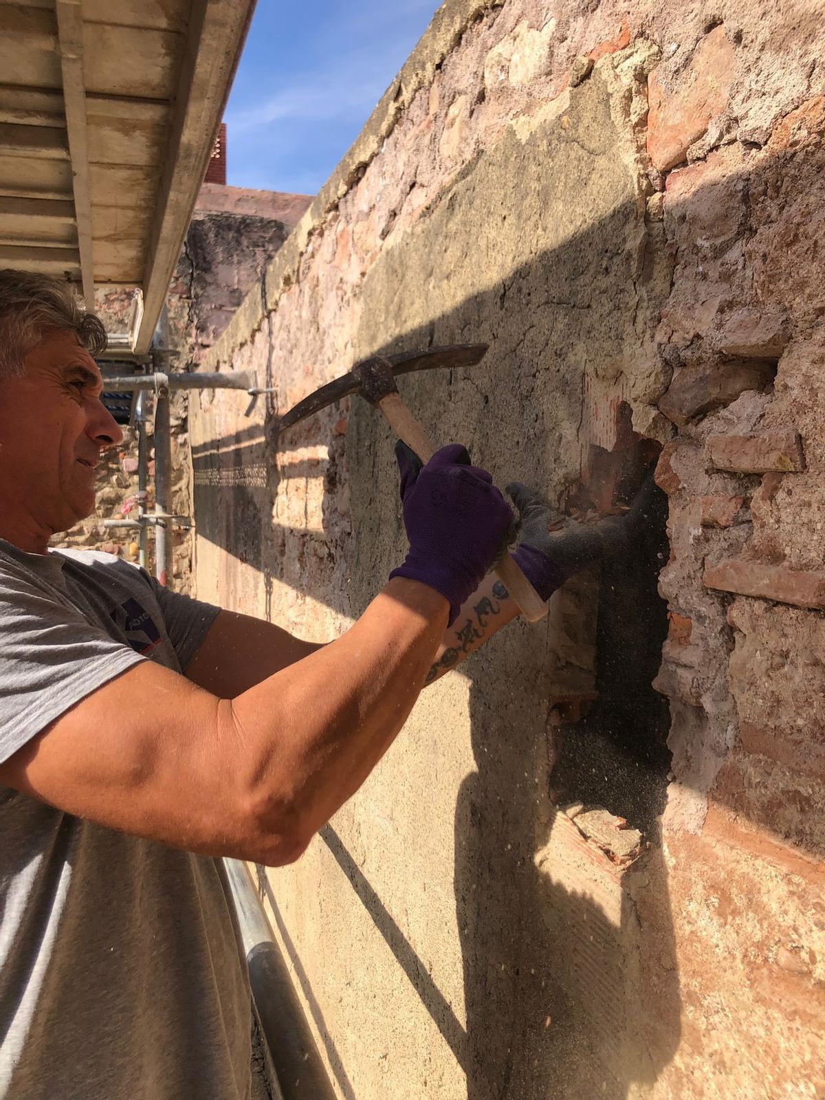 Un operario durante los trabajos para descubrir un nuevo tramo de muralla de Moncofa.