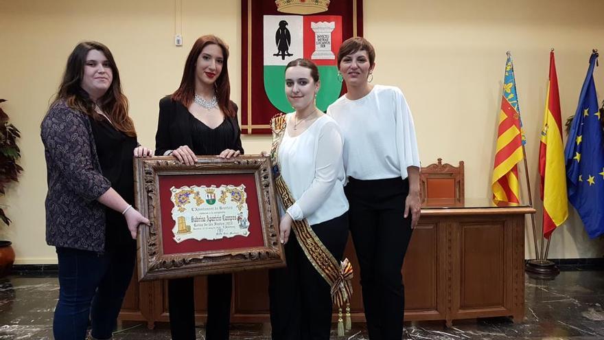 Sabrina Aparicio Campos, segunda por la izquierda, recibe el pergamino como reina 2018 de manos de su antecesora en el cargo junto a la edil de fiestas y la alcaldesa de Benifaió