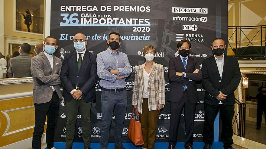 Rubén Ferrández y Miguel Quintanilla, director general y CEO del Grupo Ídex; Miguel Ángel Rives, redactor de Política de INFORMACIÓN; Marián Cano, presidenta de las patronales del calzado Fice y Avecal; Luis Rodríguez, secretario general del metal Fempa; y Miguel Vilaplana, redactor de Economía de INFORMACIÓN.