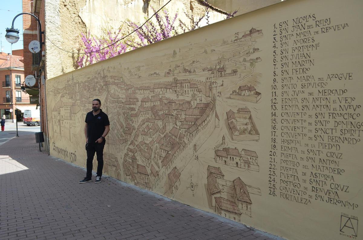 El artista Carlos Adeva junto al mural.