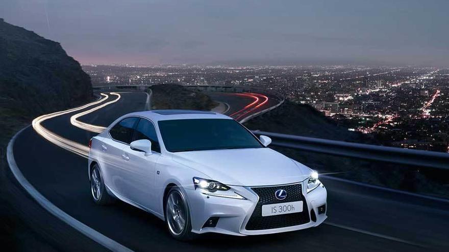 Lexus Is 300h.