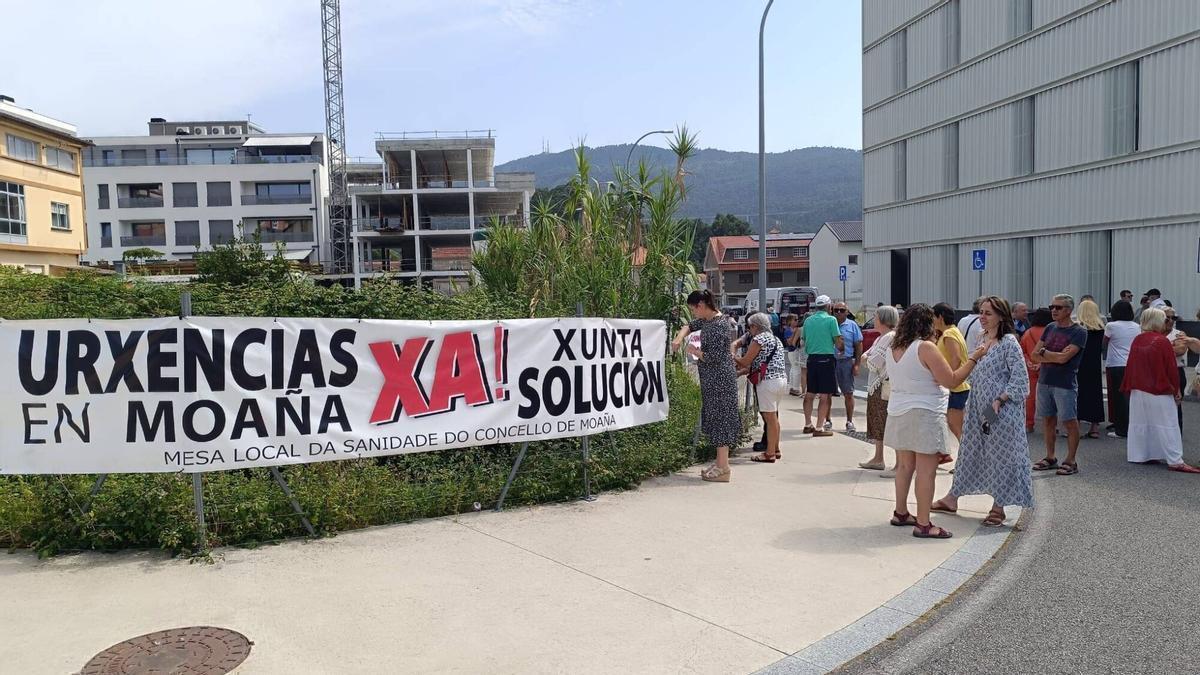 Vecinos de Moaña en la concentración por el regreso de las urgencias ante el nuevo centro de salud.