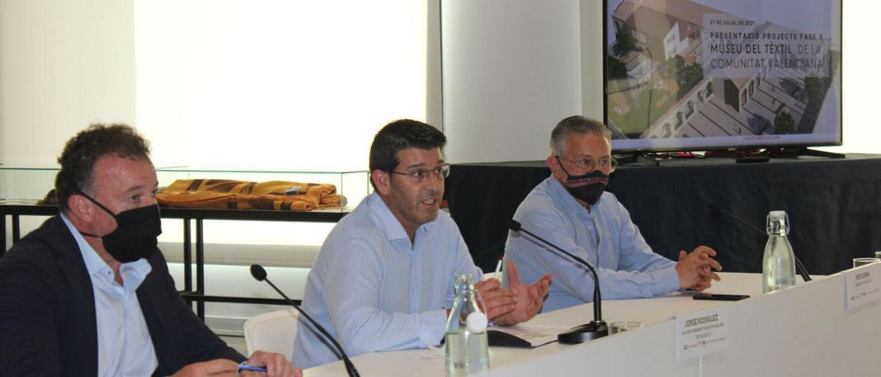 Jorge Rodríguez, al centro, con el presidente de Caixa Ontinyent y el de Ateval.  | LEVANTE-EMV