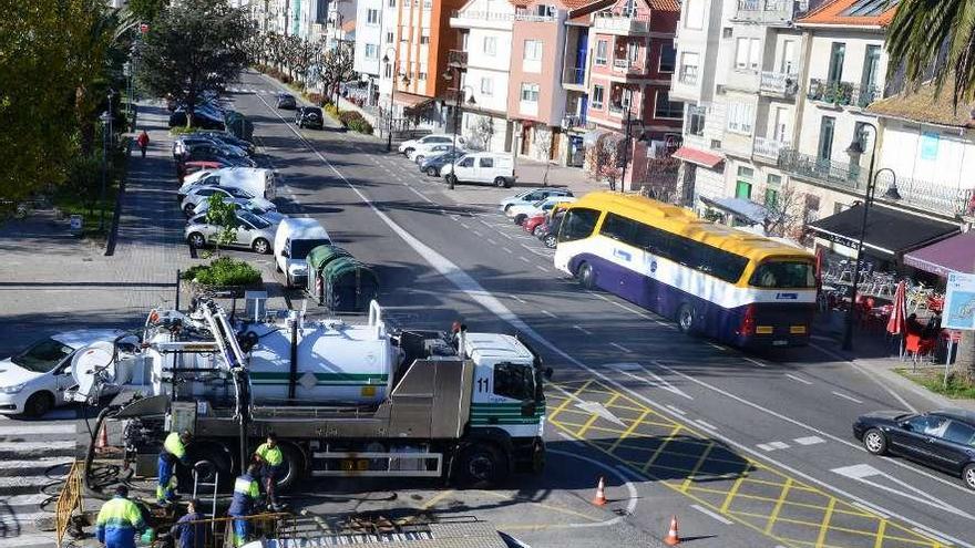 Trabajos de limpieza de saneamiento de Aqualia en Cangas. // Gonzalo Núñez