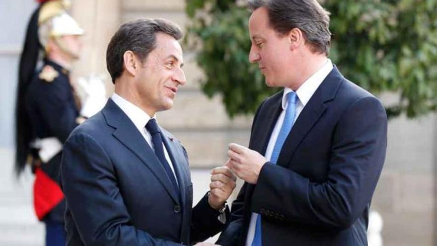 Sarkozy recibe a Cameron en las escaleras del palacio del Elíseo.