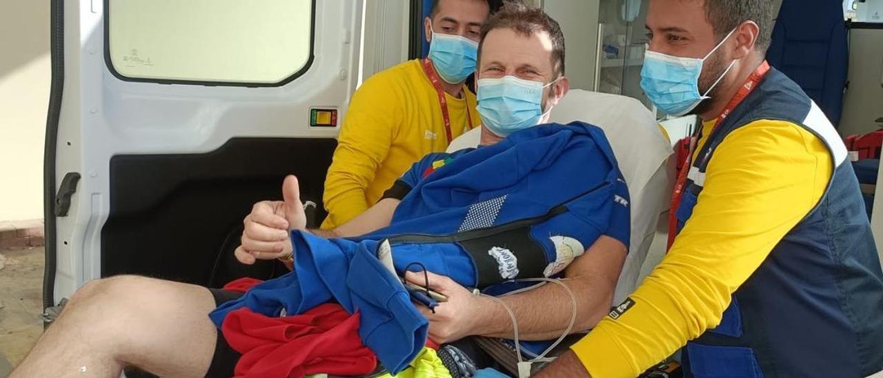 Toni Vingut es trasladado en ambulancia tras fracturarse el peroné de su pierna derecha.