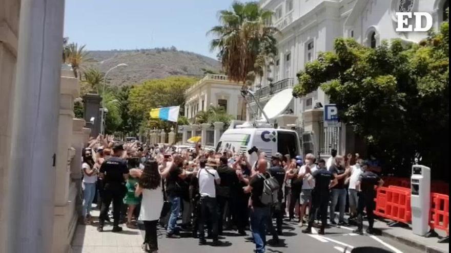 Vídeo: Bermúdez saluda a los santacruceros en las puertas del Ayuntamiento de Santa Cruz de Tenerife