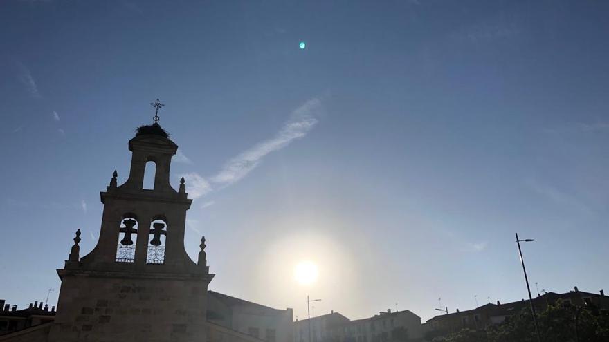 La iglesia de los Remedios, a contraluz esta mañana.