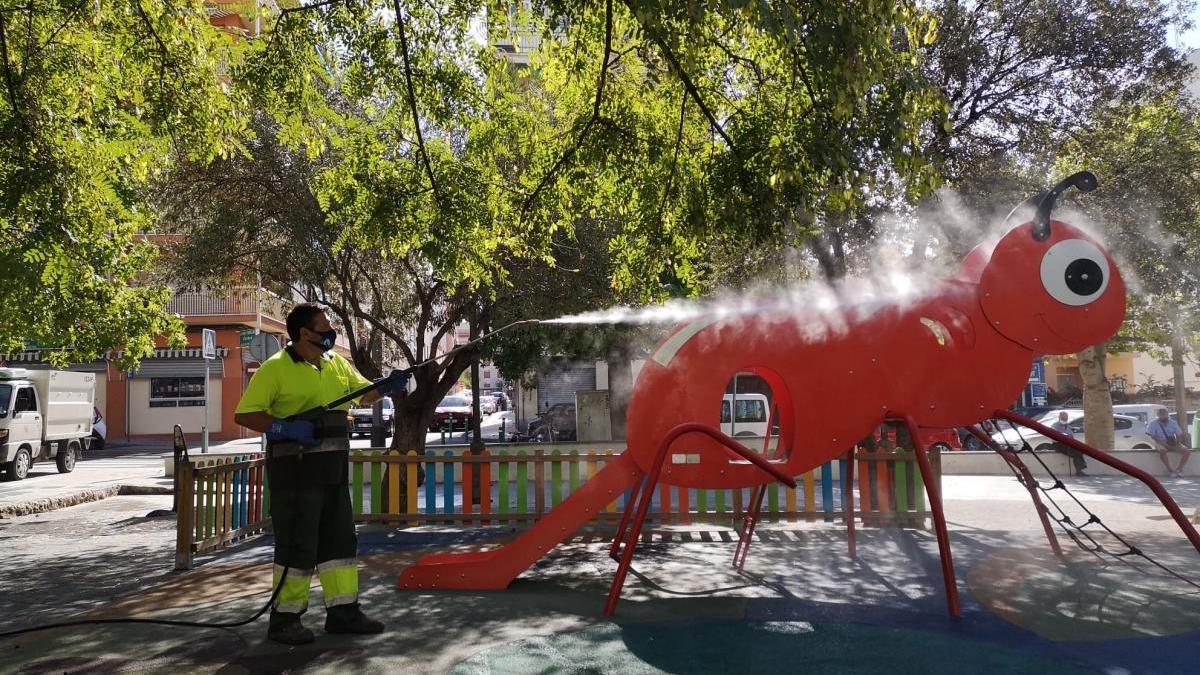 Paterna triplica los baldeos e incrementa la limpieza de parques infantiles