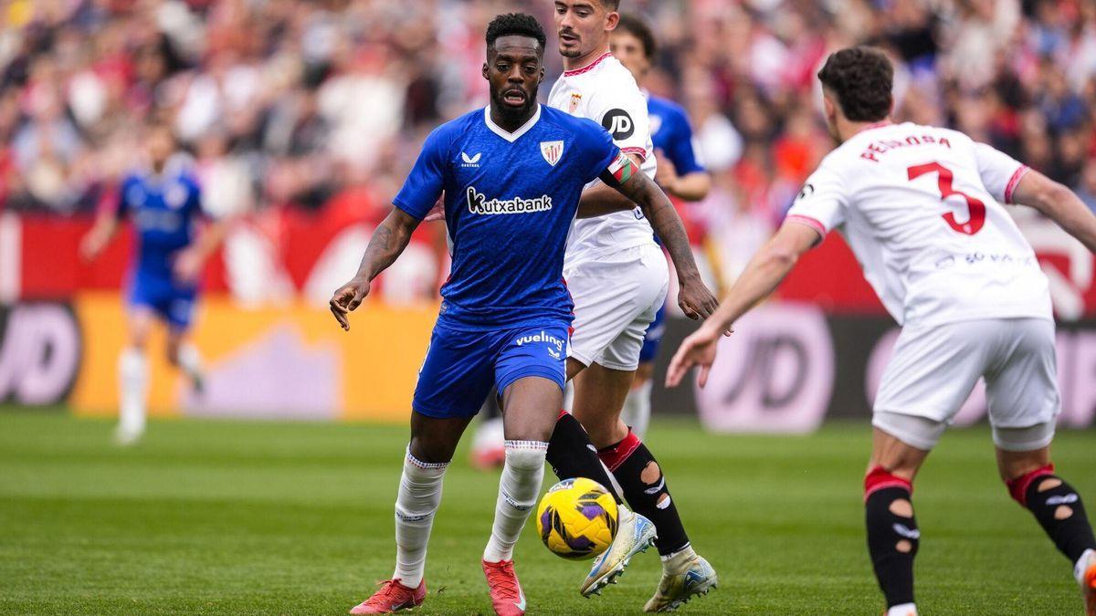 Iñaki Williams, del Athletic Club, en acción durante el partido de LaLiga EA Sports disputado entre el Sevilla FC y el Athletic Club en el estadio Ramón Sánchez-Pizjuán.