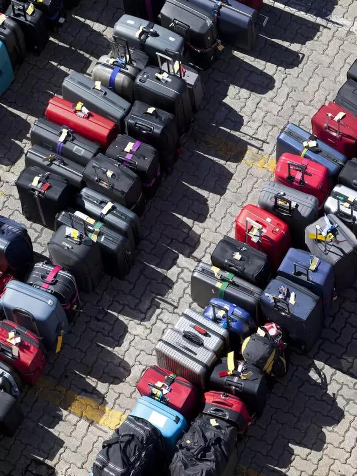 Maletas colocadas en fila en el aeropuerto.