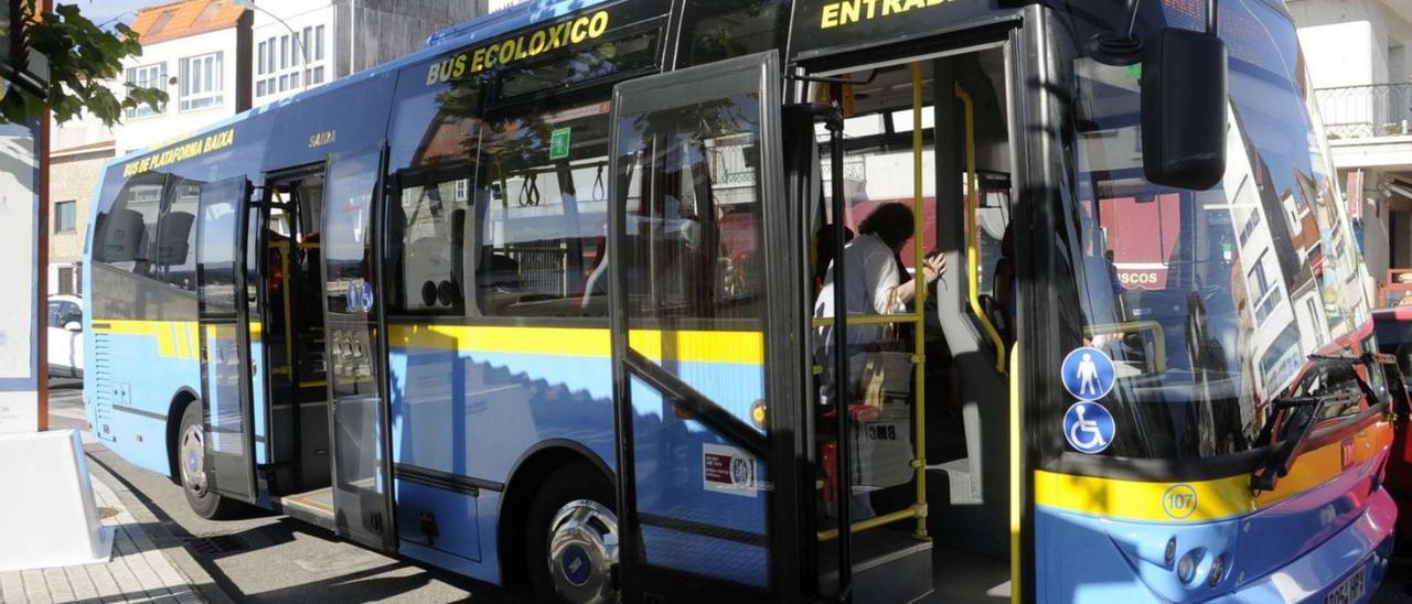 Uno de los autocares de Pereira destinados al transporte municipal. |   // NOÉ PARGA