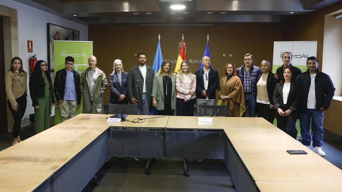 Emigrantes beneficiarios de las ayudas al retorno, con Gimena Llamedo y Olaya Gómez Romano, en el centro.