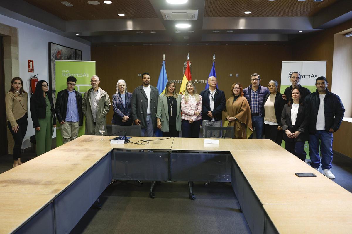 Emigrantes beneficiarios de las ayudas al retorno, en un encuentro con autoridades del Principado celebrado en 2024..