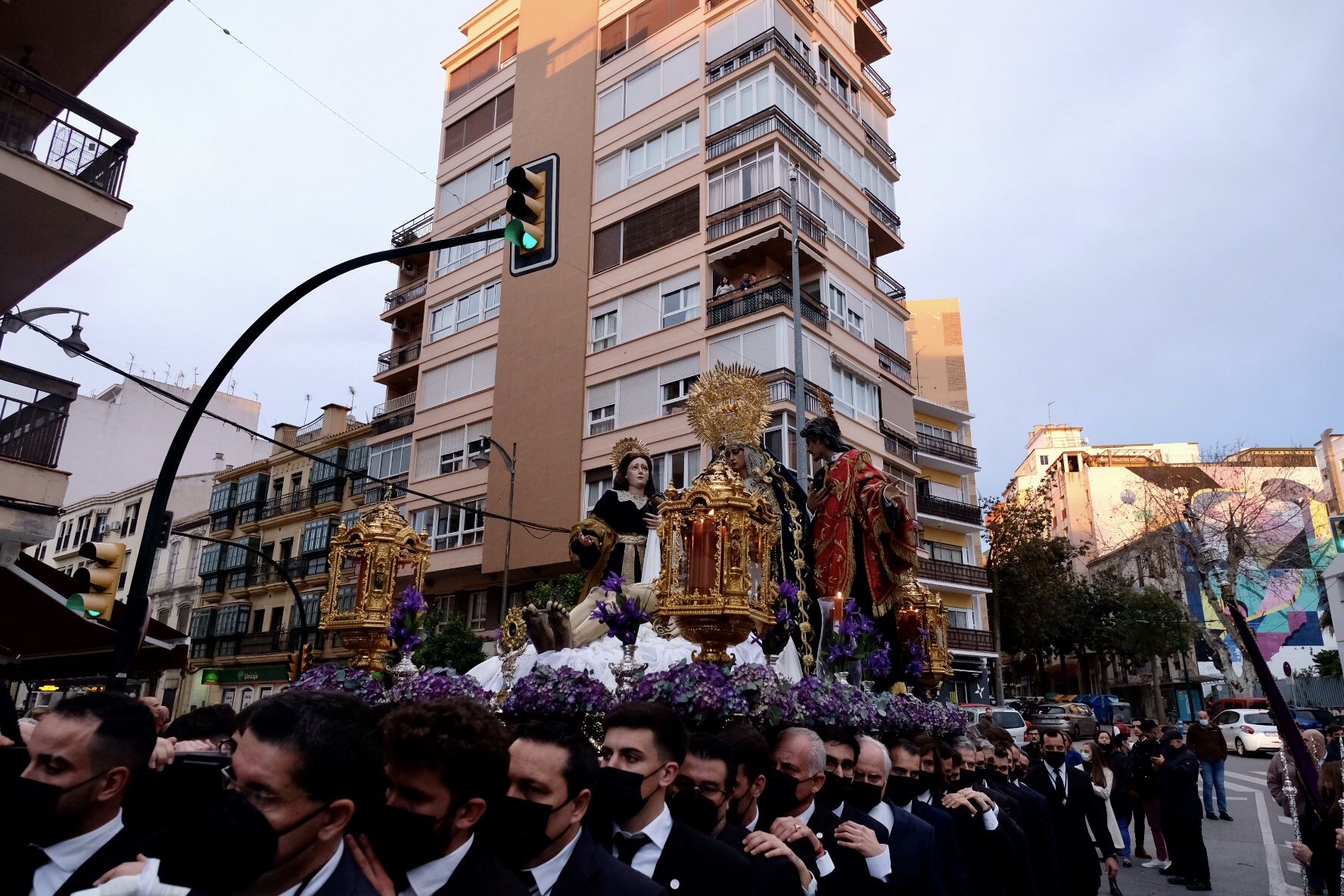 El Yacente de la Paz y la Unidad, junto a las imágenes de Santa María del Monte Calvario, San Juan Evangelista y María Magdalena, la XIV Estación