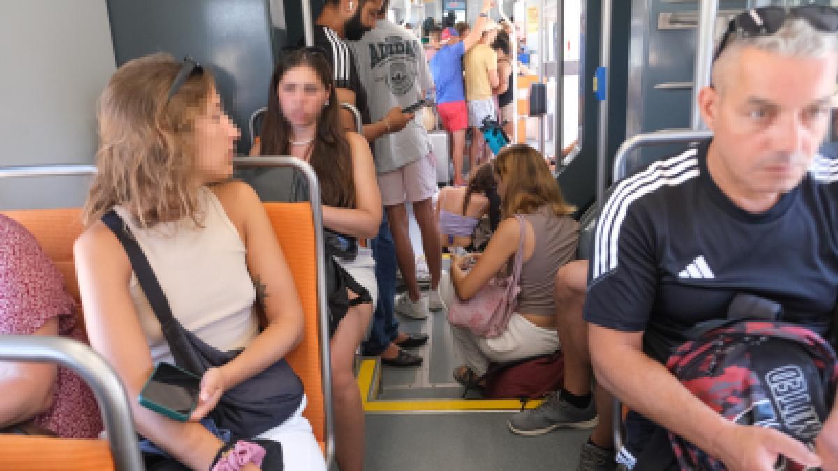 Un TRAM de la L1, con varias personas sentadas en el suelo este lunes.