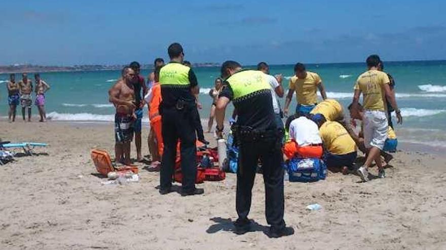 Un instante del rescate, ayer, en una playa de Pilar de la Horadada.