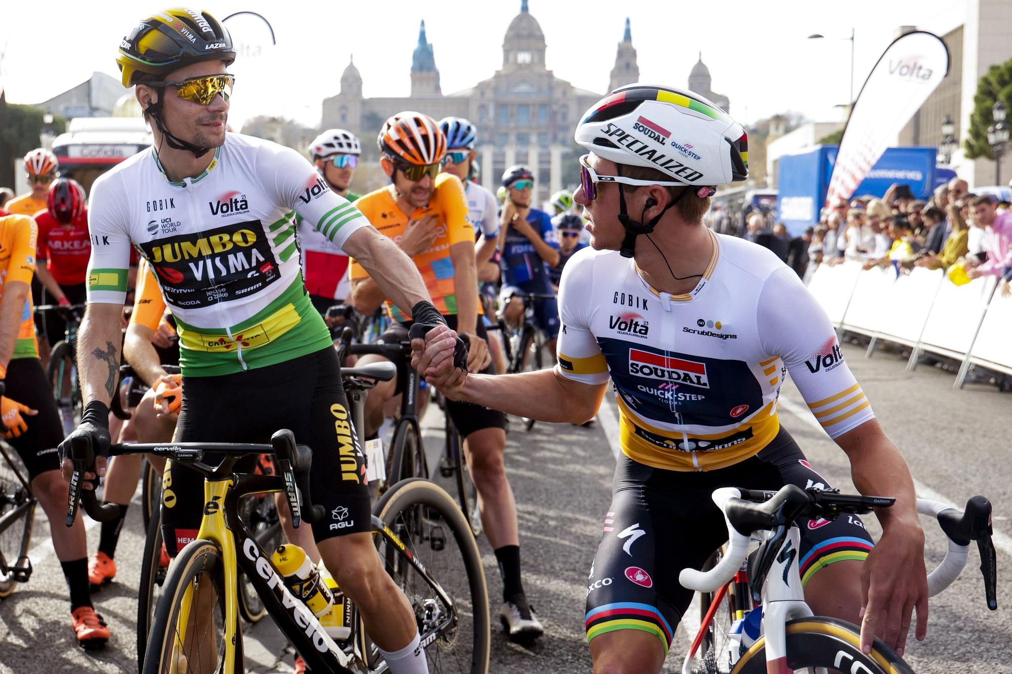 Primoz Roglic y Remco Evenepoel se saludan antes de la salida de la última etapa de la Volta a Cataluña.