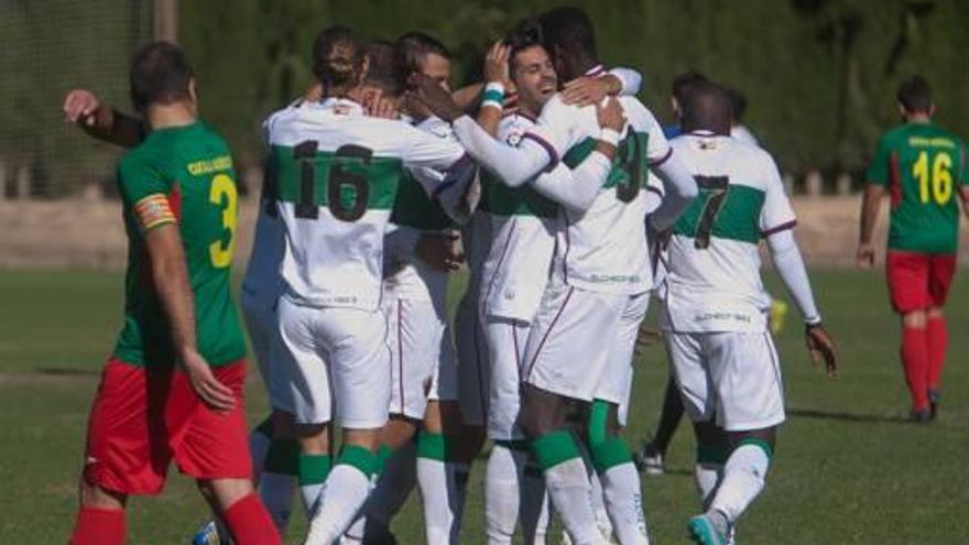 Los jugadores del Ilicitano celebran uno de los tres goles.