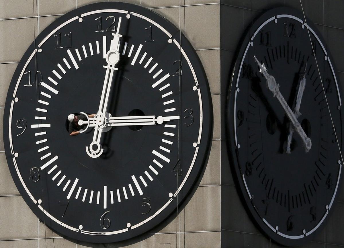 A worker adjusts the hands on the clock face of the city administration building during the clock s restoration in the Siberian city of Krasnoyarsk  Russia  September 2  2015  The clock s mechanism was designed by the Reshetnev Information Satellite Systems company   formerly known as  Prikladnaya Mehanika   Applied Mechanics   to withstand the extreme temperatures of a Siberian winter  according to local media  REUTERS Ilya Naymushin      TPX IMAGES OF THE DAY