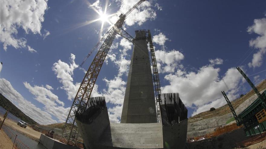 Licitan obras complementarias en tres tramos del AVE extremeño por 9 millones