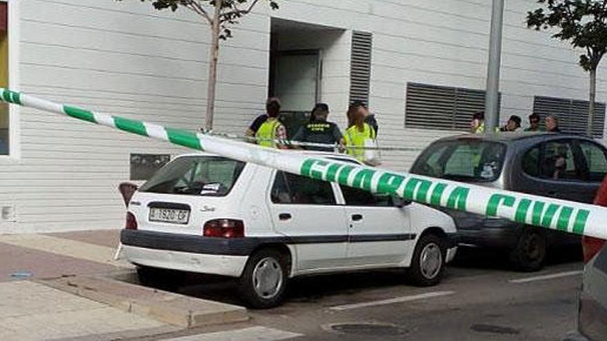 Guardia Civil en la puerta del domicilio.