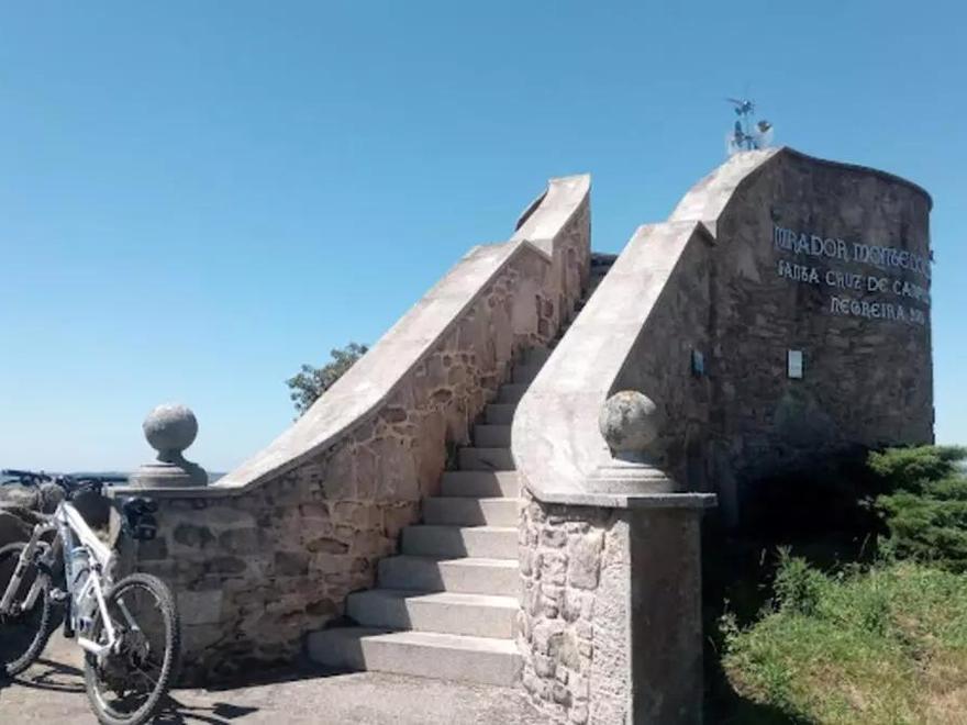 Una escalera al cielo en Negreira: el mirador desde el que pueden verse hasta treinta concellos gallegos