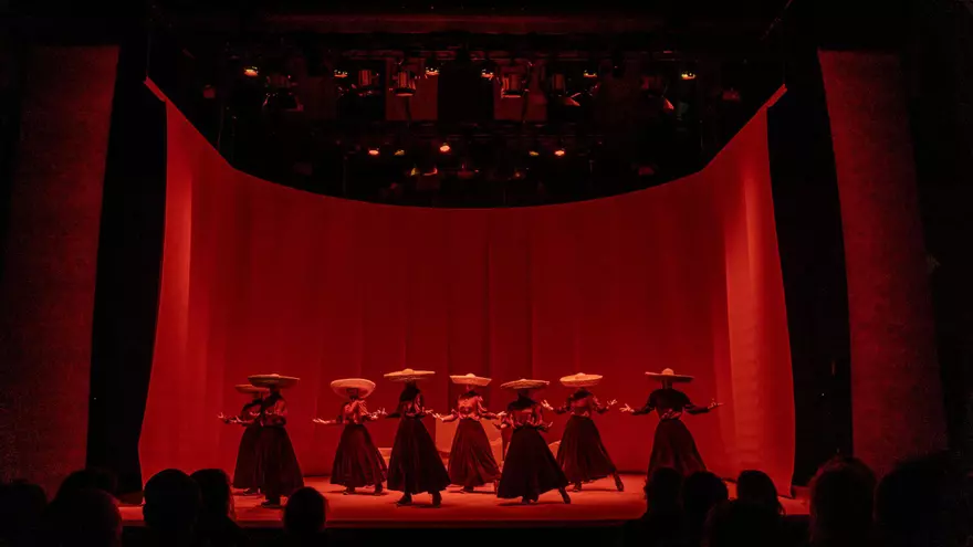 Nova Galega de Danza sorpenen al claustre del Museu de Manresa